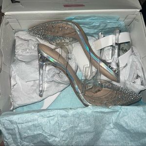 ALDO x DISNEY CINDERELLA WHITE SLIPPER HERLS SIZE 8.5